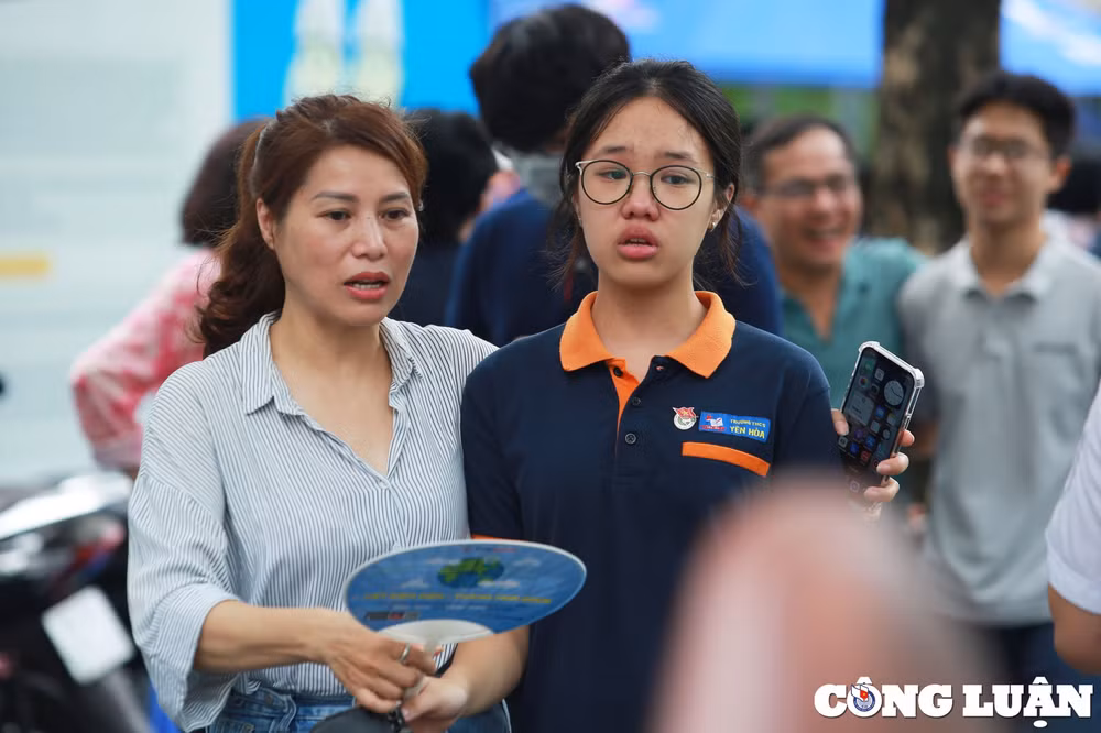 ket thuc mon thi ngu van nhieu cung bac cam xuc vo oa truoc cong truong hinh 12