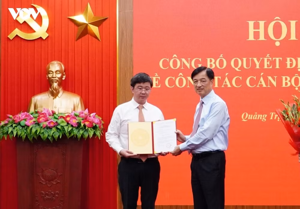 ong-nguyen-duy-ngoc-uy-vien-bo-chinh-tri-bi-thu-trung-uong-dang-truong-ban-to-chuc-trung-uong-trao-quyet-dinh-cho-ong-bui-hoang-phuong.jpg