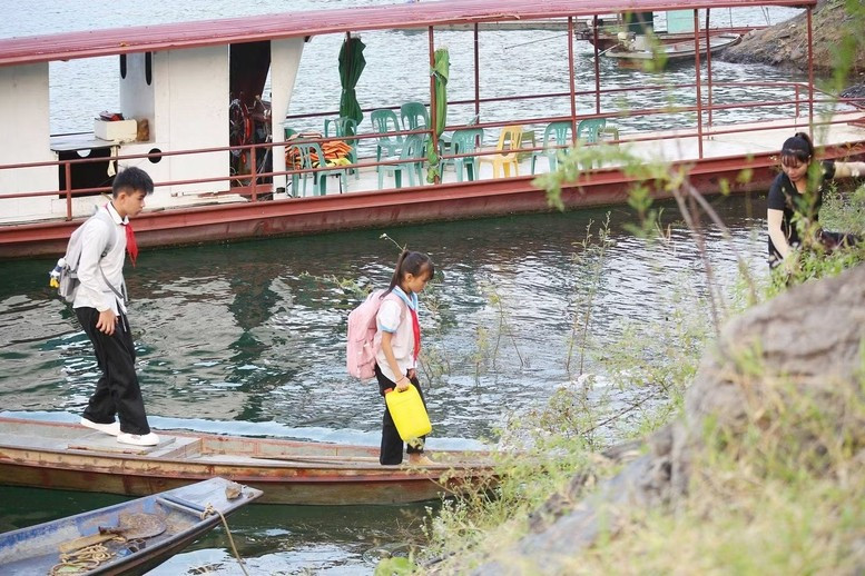 Theo phản ánh, học sinh thôn Ngòi Hoa, xã Mường Hoa, tỉnh Phú Thọ đi thuyền đến trường hằng ngày. Ảnh: Báo Tiền phong. Theo phản ánh, học sinh thôn Ngòi Hoa, xã Mường Hoa, tỉnh Phú Thọ đi thuyền đến trường hằng ngày. Ảnh: Báo Tiền phong.