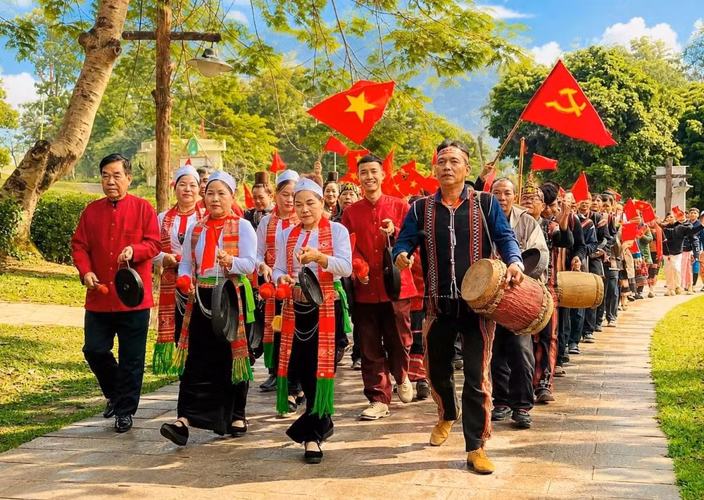 vui-tet-doc-lap-tai-ngoi-nha-chung-54-dan-toc-anh-em-132310-906.jpg