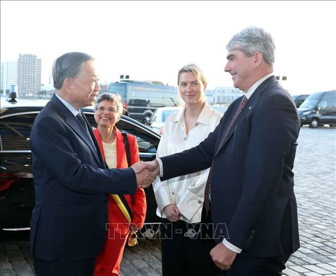 Lãnh đạo cảng Antwerp-Bruges đón Tổng Bí thư, Chủ tịch nước Tô Lâm đến thăm cảng. Ảnh: Thống Nhất/TTXVN Lãnh đạo cảng Antwerp-Bruges đón Tổng Bí thư, Chủ tịch nước Tô Lâm đến thăm cảng. Ảnh: Thống Nhất/TTXVN