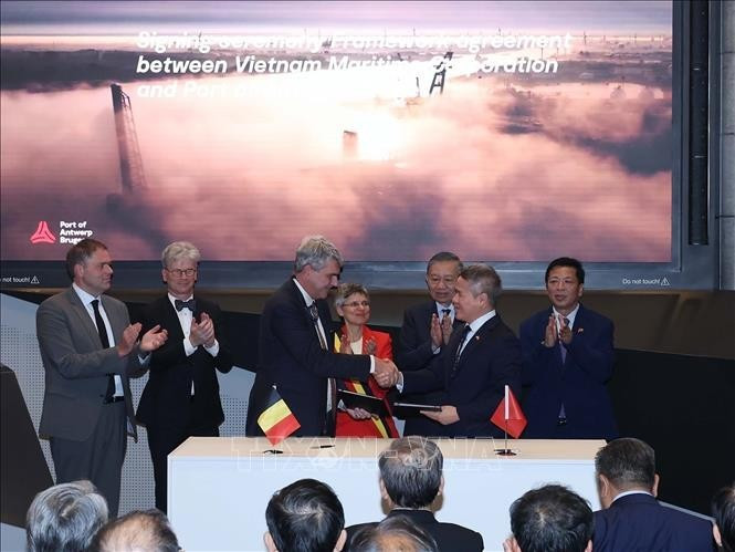 Tổng Bí thư, Chủ tịch nước Tô Lâm chứng kiến lễ ký biên bản ghi nhớ giữa Cảng Antwerp và Tổng công ty Hàng hải Việt Nam. Ảnh: Thống Nhất/TTXVN Tổng Bí thư, Chủ tịch nước Tô Lâm chứng kiến lễ ký biên bản ghi nhớ giữa Cảng Antwerp và Tổng công ty Hàng hải Việt Nam. Ảnh: Thống Nhất/TTXVN
