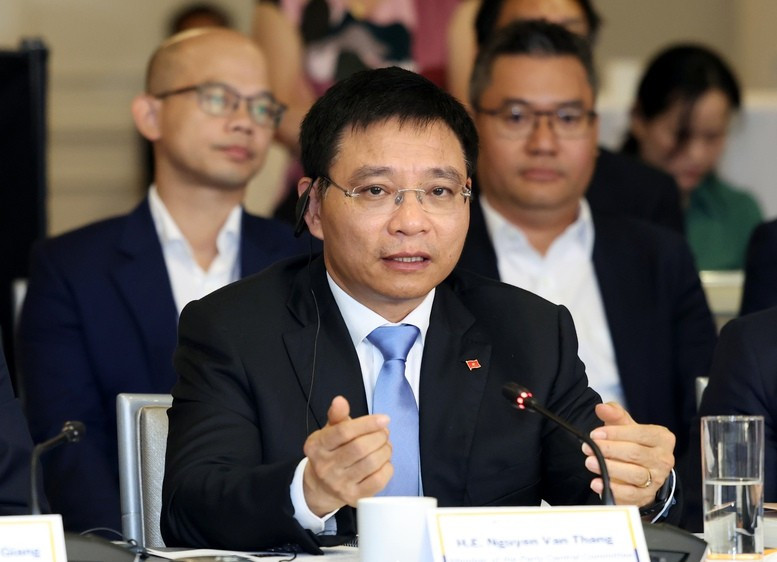 Tại các phiên thảo luận, Phó Thủ tướng Chính phủ và các thành viên Đoàn đại biểu Việt Nam chia sẻ quan điểm, tầm nhìn, định hướng phát triển và những giải pháp cụ thể của Việt Nam - Ảnh: VGP Tại các phiên thảo luận, Phó Thủ tướng Chính phủ và các thành viên Đoàn đại biểu Việt Nam chia sẻ quan điểm, tầm nhìn, định hướng phát triển và những giải pháp cụ thể của Việt Nam - Ảnh: VGP