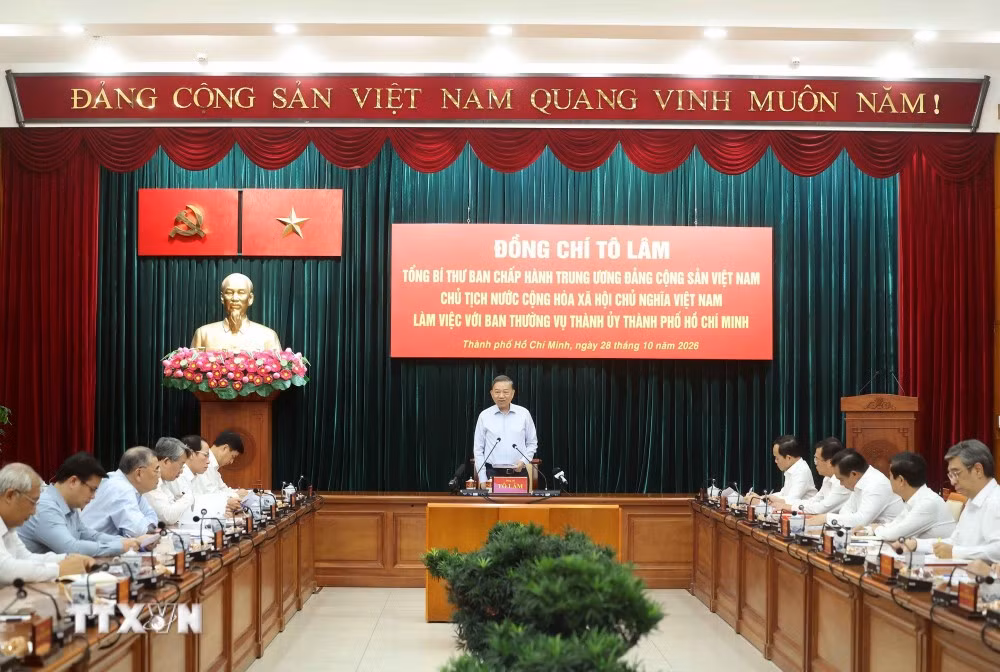 Cùng dự buổi làm việc có các Ủy viên Bộ Chính trị: Nguyễn Duy Ngọc, Bí thư Trung ương Đảng, Trưởng Ban Tổ chức Trung ương; Trần Lưu Quang, Bí thư Thành ủy TPHCM; các đồng chí Ủy viên Trung ương Đảng, lãnh đạo Chính phủ, ban, ngành, cơ quan Trung ương và lãnh đạo TPHCM. Ảnh: TTXVN