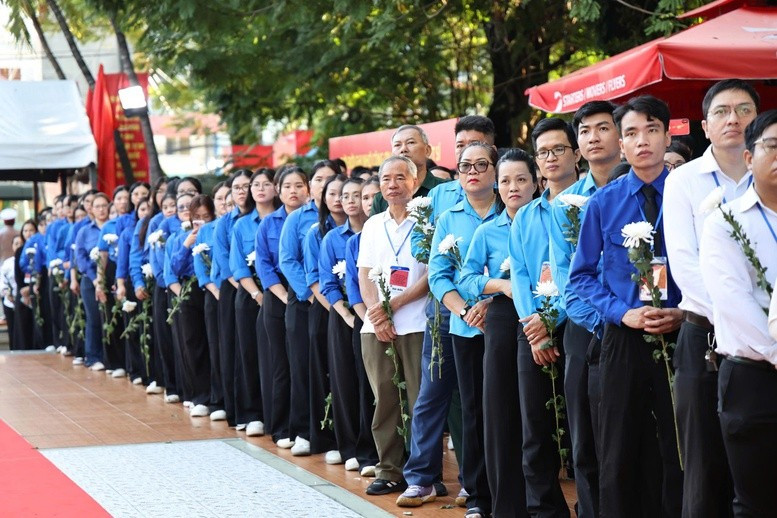 Các cựu chiến binh, các tầng lớp nhân dân vào viếng, tiễn đưa các liệt sĩ về nơi an nghỉ - Ảnh: CP