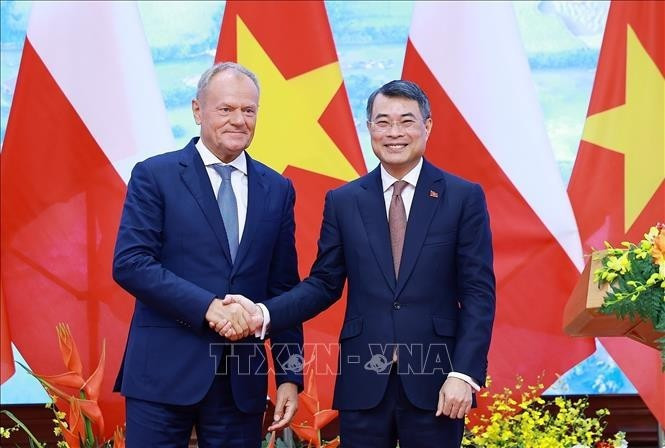 Thủ tướng Lê Minh Hưng và Thủ tướng Cộng hòa Ba Lan Donald Tusk tại cuộc gặp gỡ báo chí. Ảnh: TTXVN