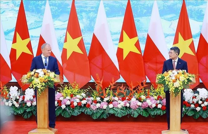 Thủ tướng Lê Minh Hưng và Thủ tướng Cộng hòa Ba Lan Donald Tusk tuyên bố nâng cấp quan hệ Việt Nam – Ba Lan lên Đối tác Chiến lược. Ảnh: TTXVN