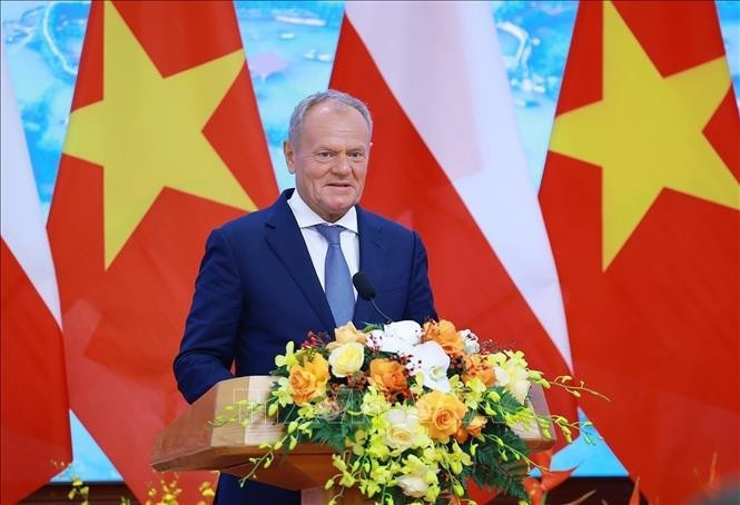 Thủ tướng Cộng hòa Ba Lan Donald Tusk phát biểu tại buổi gặp gỡ báo chí hai nước. Ảnh: TTXVN