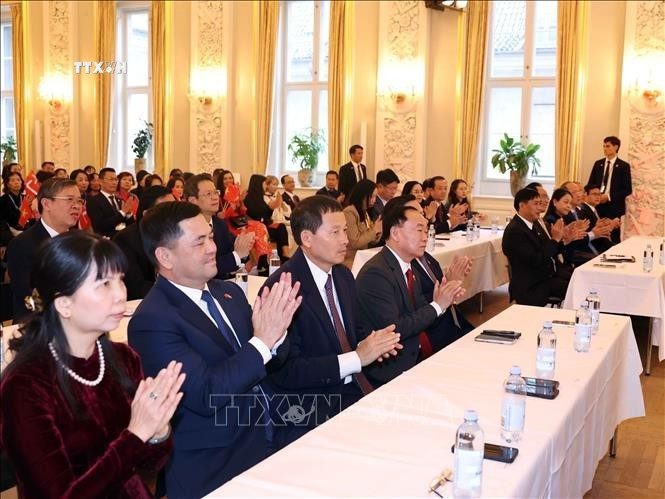 Các đại biểu tham dự cuộc gặp mặt của Tổng Bí thư, Chủ tịch nước Tô Lâm và Phu nhân với cán bộ, nhân viên Đại sứ quán Việt Nam tại Đan Mạch và cộng đồng người Việt Nam tại Đan Mạch, Iceland và Nam Thuỵ Điển. Ảnh: Thống Nhất/TTXVN Các đại biểu tham dự cuộc gặp mặt của Tổng Bí thư, Chủ tịch nước Tô Lâm và Phu nhân với cán bộ, nhân viên Đại sứ quán Việt Nam tại Đan Mạch và cộng đồng người Việt Nam tại Đan Mạch, Iceland và Nam Thuỵ Điển. Ảnh: Thống Nhất/TTXVN