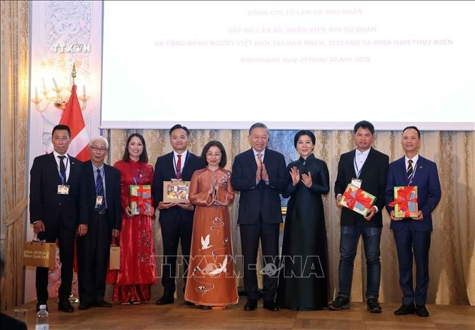 Tổng Bí thư , Chủ tịch nước Tô Lâm và Phu nhân Ngô Phương Ly tặng quà và sách Tiếng Việt cho cộng đồng người Việt Nam. Ảnh: Thống Nhất/TTXVN Tổng Bí thư , Chủ tịch nước Tô Lâm và Phu nhân Ngô Phương Ly tặng quà và sách Tiếng Việt cho cộng đồng người Việt Nam. Ảnh: Thống Nhất/TTXVN