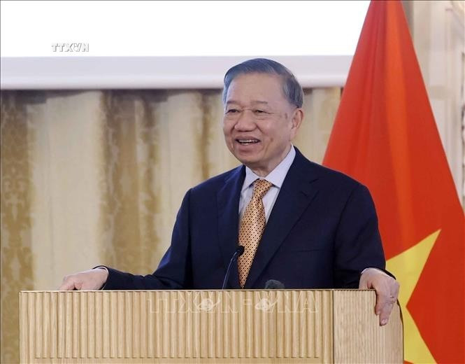 Tổng Bí thư, Chủ tịch nước Tô Lâm nói chuyện thân mật với cán bộ, nhân viên Đại sứ quán Việt Nam tại Đan Mạch và cộng đồng người Việt Nam tại Đan Mạch, Iceland và Nam Thuỵ Điển. Ảnh: Thống Nhất/TTXVN Tổng Bí thư, Chủ tịch nước Tô Lâm nói chuyện thân mật với cán bộ, nhân viên Đại sứ quán Việt Nam tại Đan Mạch và cộng đồng người Việt Nam tại Đan Mạch, Iceland và Nam Thuỵ Điển. Ảnh: Thống Nhất/TTXVN