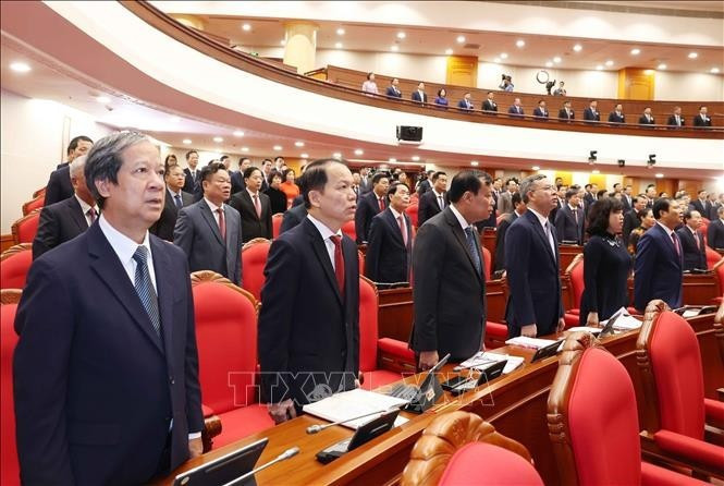 Các đại biểu thực hiện nghi lễ chào cờ. Ảnh: Thống Nhất/TTXVN Các đại biểu thực hiện nghi lễ chào cờ. Ảnh: Thống Nhất/TTXVN
