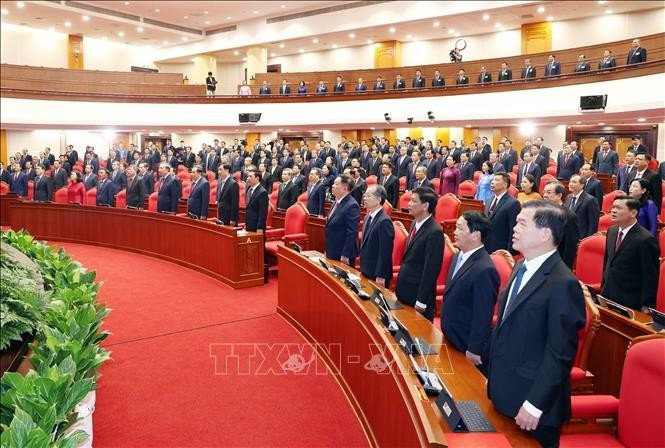 Các đại biểu thực hiện nghi lễ chào cờ. Ảnh: Thống Nhất/TTXVN Các đại biểu thực hiện nghi lễ chào cờ. Ảnh: Thống Nhất/TTXVN