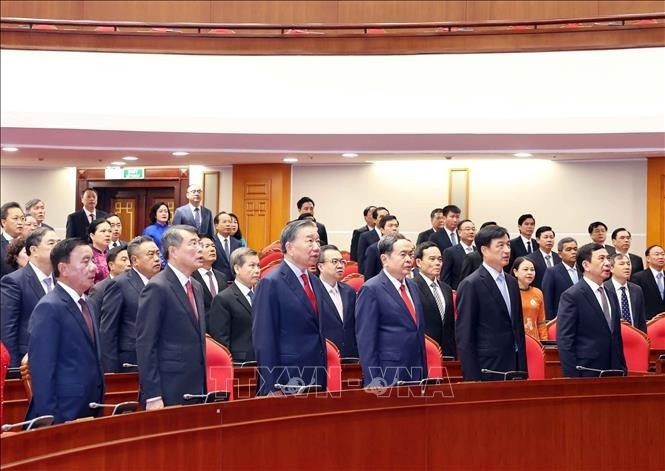 Tổng Bí thư, Chủ tịch nước Tô Lâm và các đại biểu thực hiện nghi lễ chào cờ. Ảnh: Thống Nhất/TTXVN Tổng Bí thư, Chủ tịch nước Tô Lâm và các đại biểu thực hiện nghi lễ chào cờ. Ảnh: Thống Nhất/TTXVN