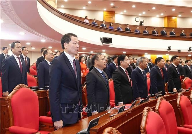 Các đại biểu thực hiện nghi lễ chào cờ. Ảnh: Thống Nhất/TTXVN Các đại biểu thực hiện nghi lễ chào cờ. Ảnh: Thống Nhất/TTXVN
