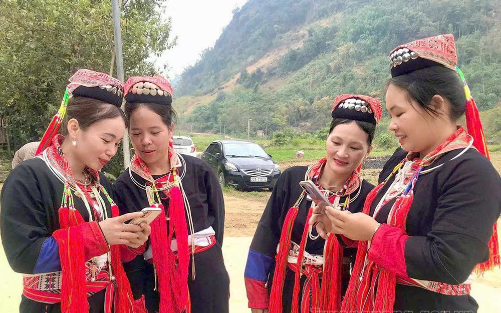 Tạo điều kiện để người người dân tộc thiểu số thực hiện quyền tiếp cận thông tin. Ảnh: PNVN 33-1765636869828173458522-4-24-713-1159-crop-17656368819581743944450.jpg