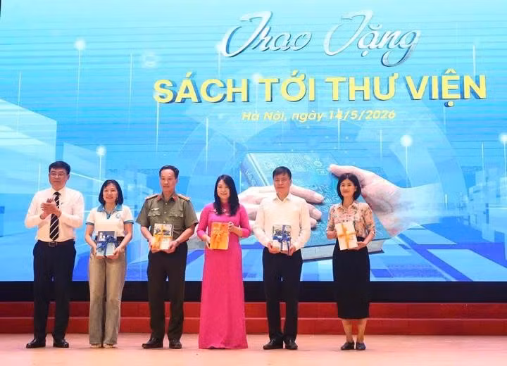 nha-xuat-ban-trao-tang-sach-cho-cac-don-vi-17787353965381088392661.jpg