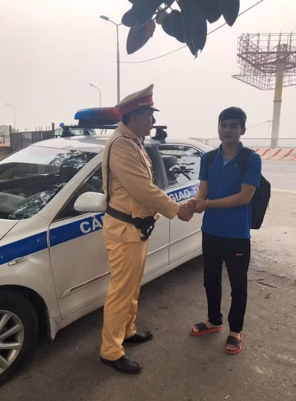 Bằng tất cả sự trân trọng và biết ơn, anh Hải đã viết thư cảm ơn Lãnh đạo Phòng CSGT Công an TP Hà Nội, Đội CSGT số 15 và tổ công tác của Thượng úy Nguyễn Ngọc Khương. Ảnh: P.V
