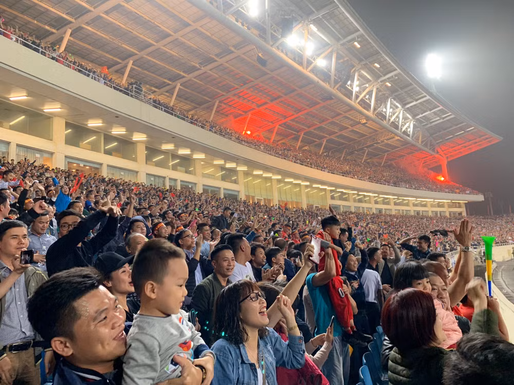 Gần 4 vạn CĐV trên SVĐ Quốc Gia Mỹ Đình 4 lần được ăn mừng bàn thắng của U23 Việt Nam. Ảnh: Hoàng Dương