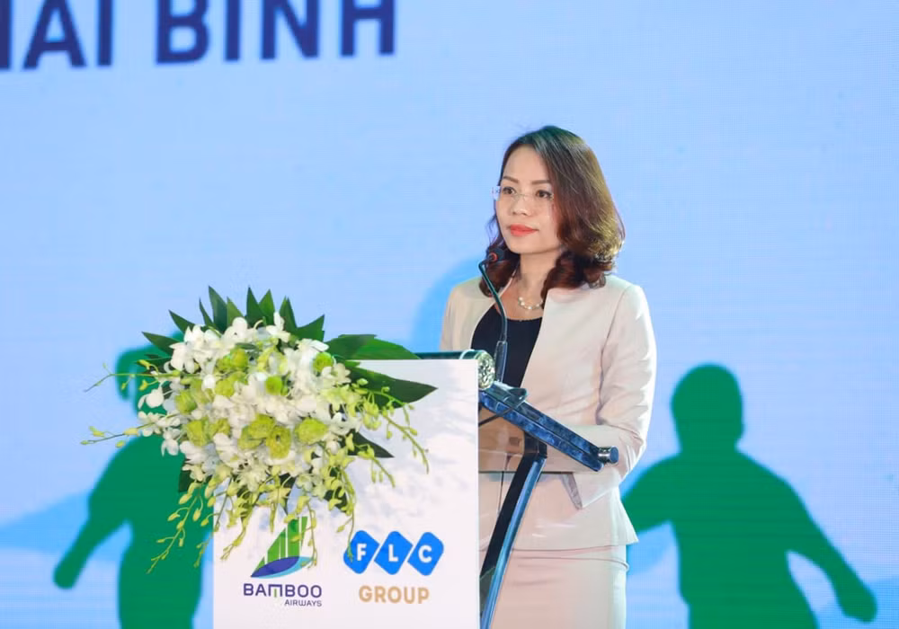 Bà Hương Trần Kiều Dung - PCT HĐQT kiêm Tổng Giám đốc Tập đoàn FLC phát biểu khai mạc Lễ ra mắt Câu lạc bộ Đào tạo bóng đá trẻ Bamboo Airways Thái Bình