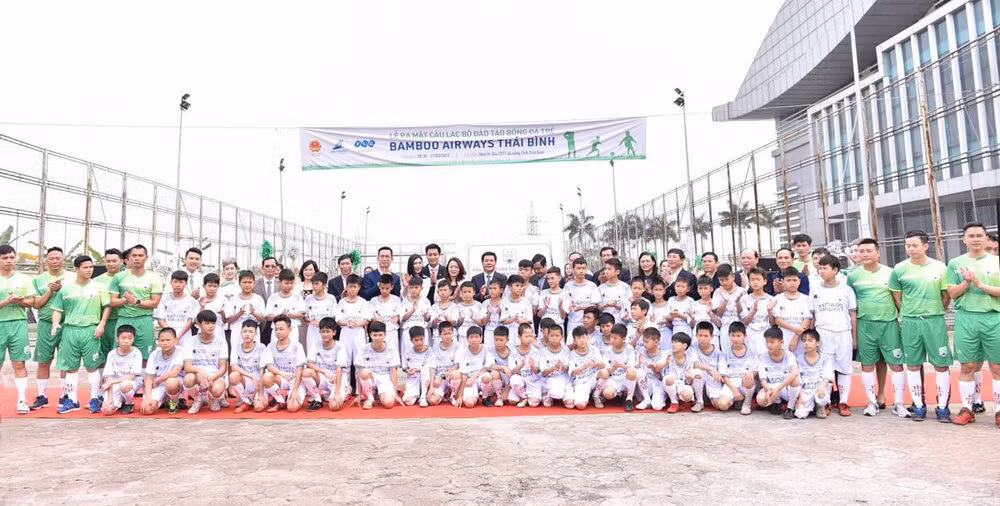 Chụp ảnh kỷ niệm cùng Ban huấn luyện & các cầu thủ nhí CLB Đào tạo bóng đá trẻ Bamboo Airways Thái Bình
