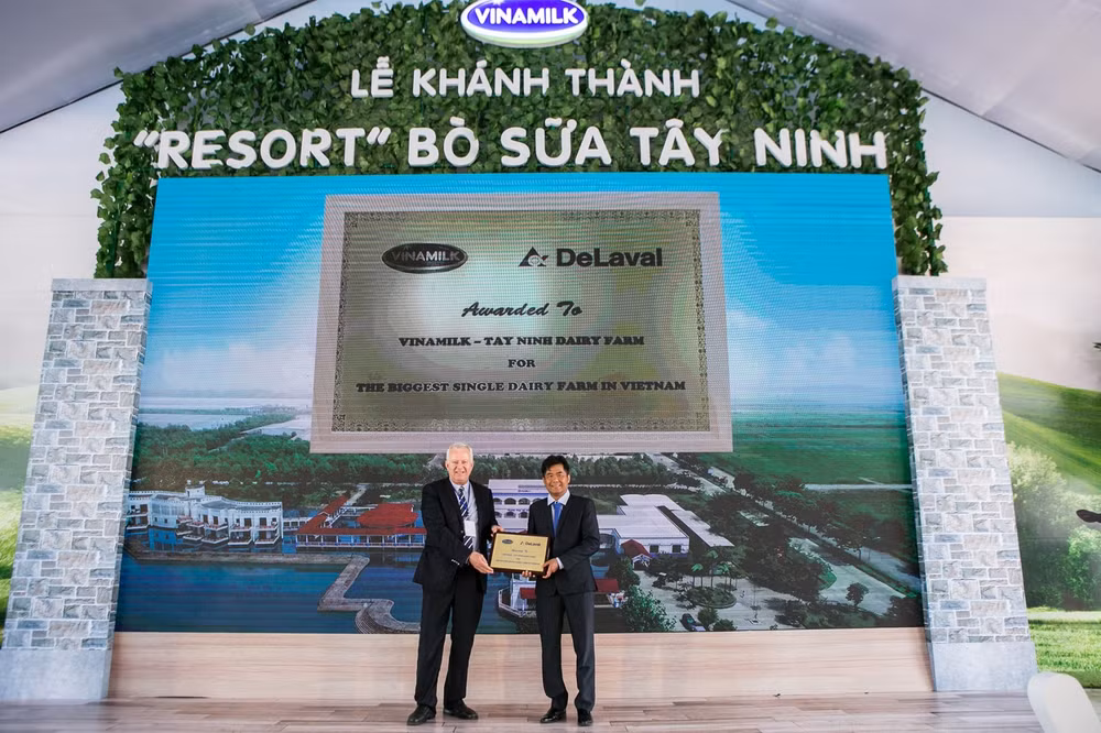 Ông Sören Lundin - Phó Chủ Tịch Khu Vực Châu Á Thái Bình Dương của Tập đoàn Delaval trao tặng giải thưởng “Trang trại bò sữa độc lập lớn nhất Việt Nam” cho đại diện Vinamilk