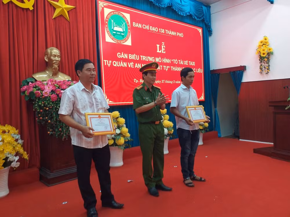 Công an tỉnh Bạc Liêu trao giấy khen cho 2 tài xế taxi có thành tích trong bảo vệ ANTT.