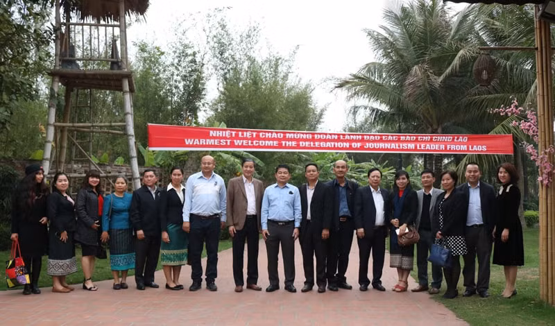 &nbsp;Ban Biên tập Báo Xây dựng và đoàn nhà báo Lào thăm Khu du lịch quốc tế Tuần Châu 2.
