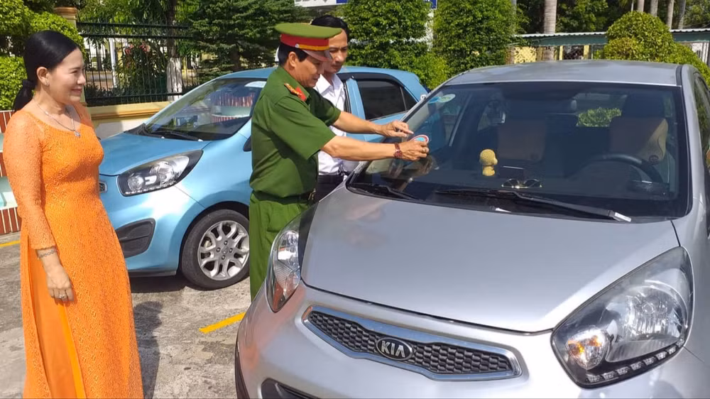 Đại tá Ngô Thành Thật - Phó Giám đốc Công an tỉnh Bạc Liêu gắn biểu trưng cho xe taxi.