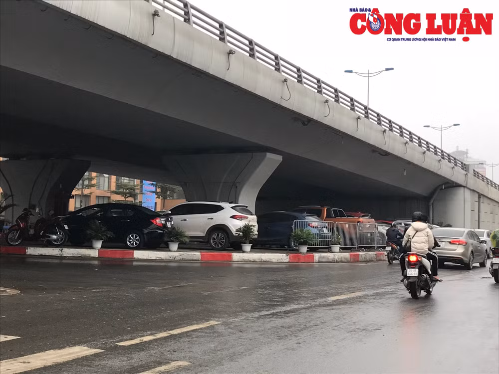 Điểm trông giữ phương tiện dưới gầm cầu vượt Mai Dịch