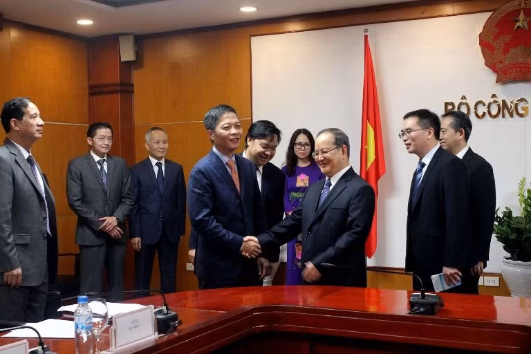 Hội đàm giữa Bộ trưởng Bộ Công Thương Trần Tuấn Anh và đồng chí Lộc Tâm Xã, Bí thư Đảng ủy Khu tự trị dân tộc Choang Quảng Tây, Trung Quốc (Ảnh Phương Thảo)
