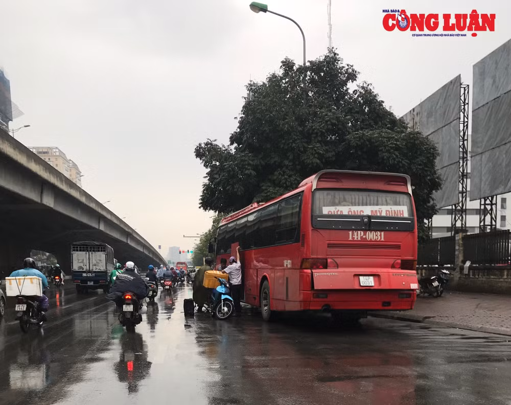 Tình trạng xe ô tô bắt khách dọc đường vẫn còn ngang nhiên diễn ra. Ảnh: N.H