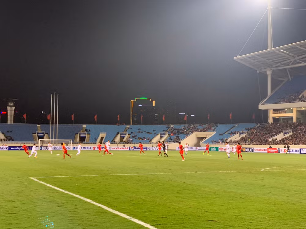 U23 Việt Nam (áo trắng) đã phải rất vất vả mới có được 3 điểm trước U23 Indonesia. Ảnh: Hữu Phương