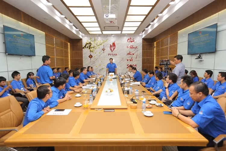 Đồng chí Lê Quốc Phong, Ủy viên dự khuyết Trung ương Đảng, Bí thư thứ nhất Trung ương Đoàn đến thăm, làm việc với Đoàn viên thanh niên Dầu khí