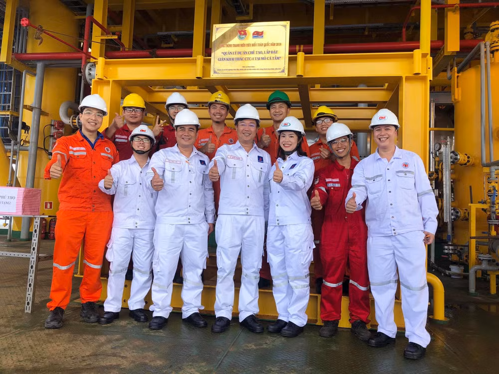 Đồng chí Lê Quốc Phong, Ủy viên dự khuyết Trung ương Đảng, Bí thư thứ nhất Trung ương Đoàn thăm giàn khai thác mỏ Cá Tầm