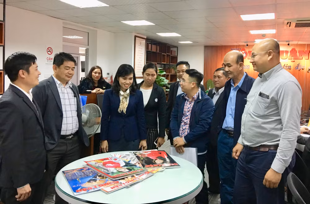 Ông Lê Trần Nguyên Huy - Tổng Biên tập báo Nhà báo & Công luận dẫn Đoàn công tác Báo chí Lào đi tham quan Tòa soạn báo