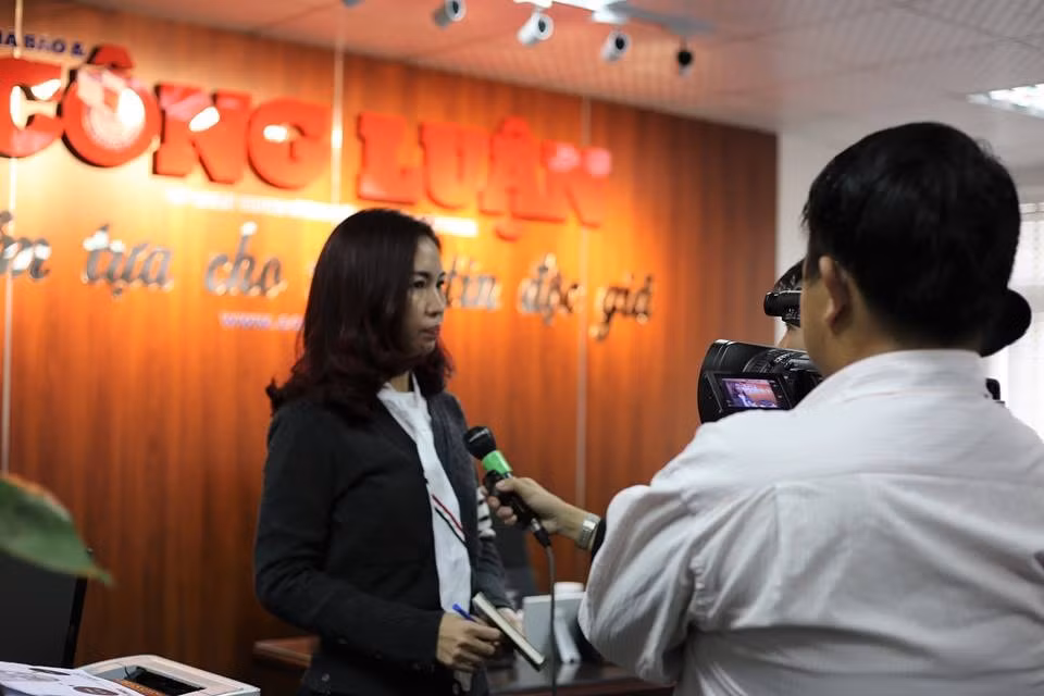 Phóng viên của Đoàn công tác Báo chí Lào phỏng vấn Phó Tổng biên tập Trần Lan Anh