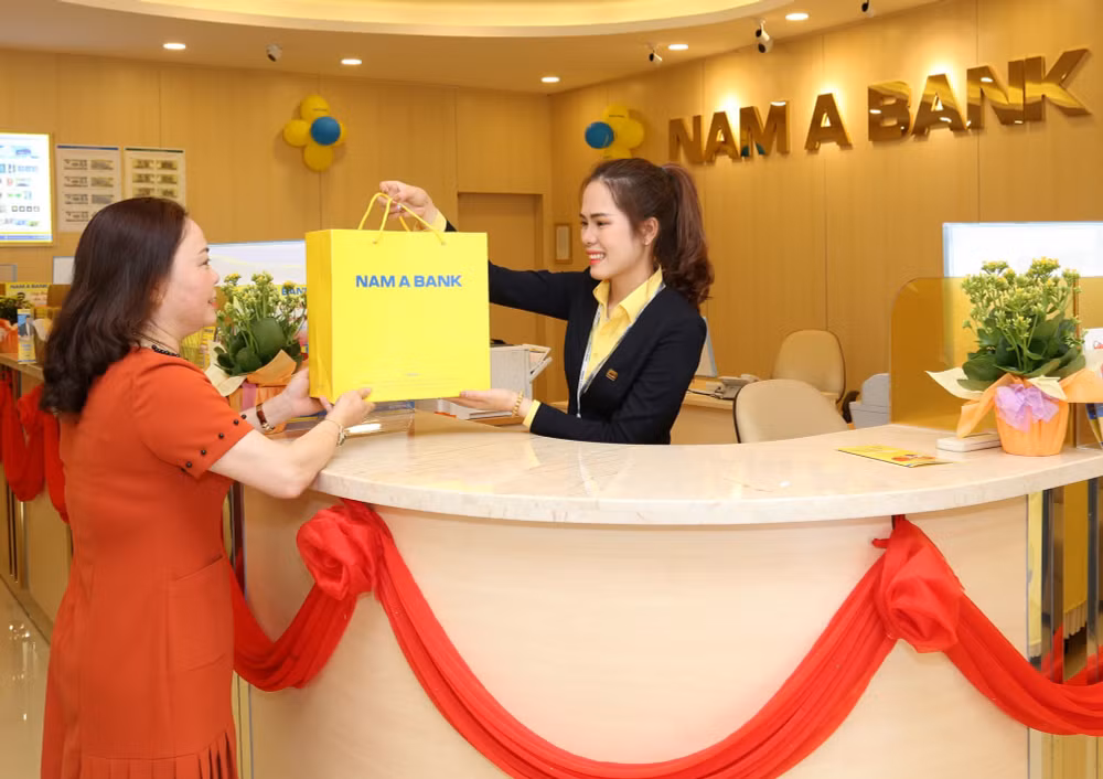 Rất nhiều khách hàng gửi tiết kiệm và được quay số trúng thưởng tại Nam A Bank.