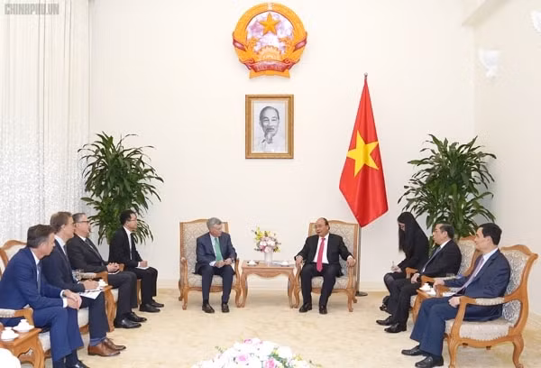 Thủ tướng tiếp Tổng Giám đốc điều hành Tập đoàn VISA, ông Alfred Kelly. Ảnh: VGP