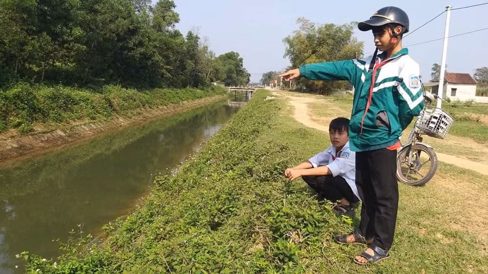 Em Nguyễn Văn Chương (đứng chỉ tay) và em Nguyễn Phi Anh đã dũng cảm cứu sống 2 em nhỏ bị đuối nước dưới kênh