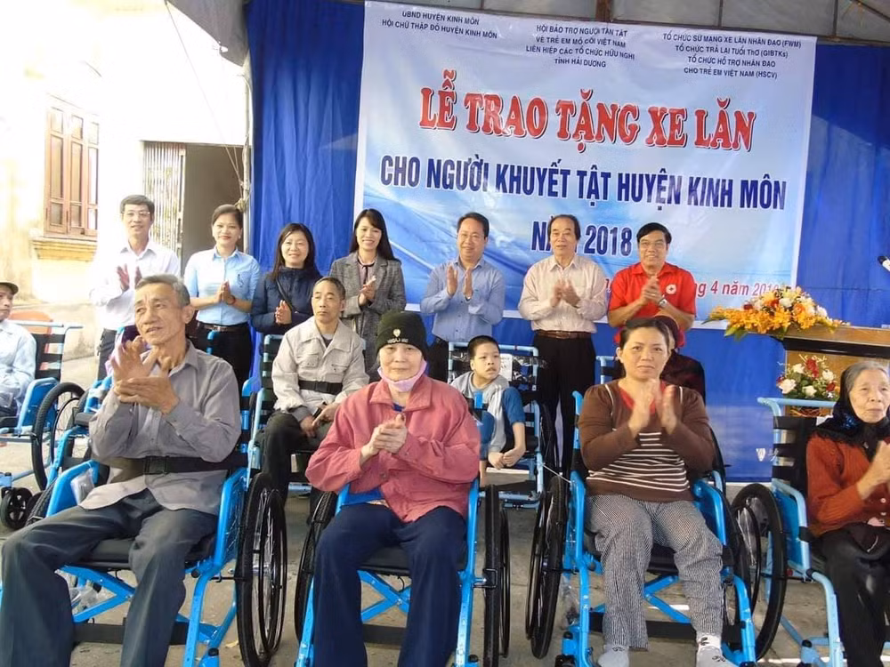 trao tặng xe lăn cho người khuyết tật