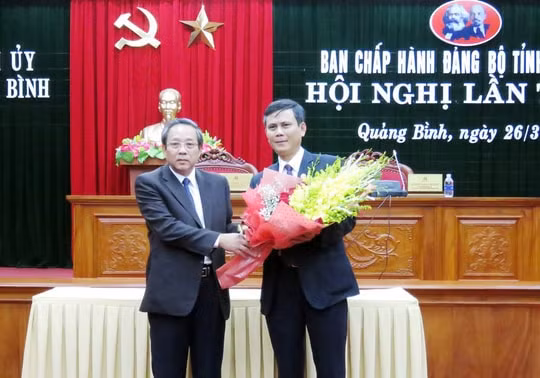 Bí thư Tỉnh ủy Quảng Bình Hoàng Đăng Quang (bên trái) chúc mừng ông Trần Thắng được bầu giữ chức Phó Bí thư Thường trực Tỉnh ủy. Ảnh TL