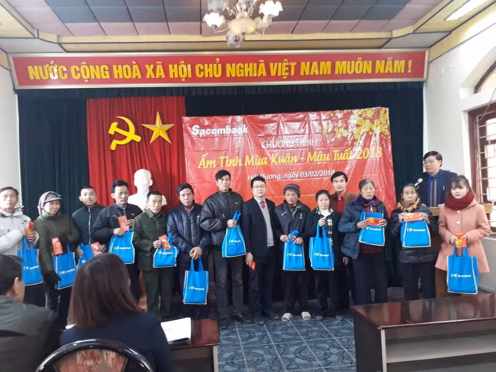 Một trong những buổi trao quà cho người có hoàn cảnh khó khăn