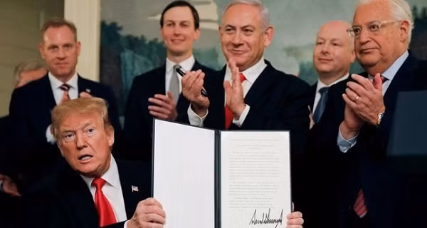 Tổng thống Trump cùng bản ký kết tuyên bố công nhận Cao nguyên Golan thuộc chủ quyền Israel ngày 25/3. Ảnh: AFP.