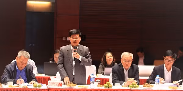 Phó Chủ tịch UBND TP. Hà Nội Ngô Văn Quý chủ trì cuộc họp giới thiệu thiết kế chi tiết trưng bày tầng 2 của Bảo tàng, ngày 25/3. Ảnh: Báo HNM
