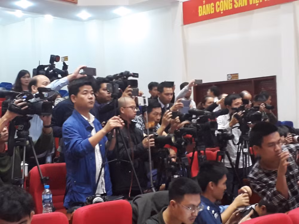 Phóng viên các báo tác nghiệp tại Hội nghị.