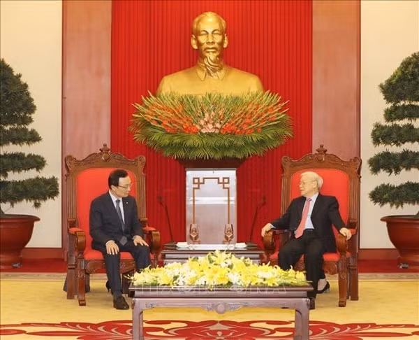 Tổng Bí thư, Chủ tịch nước Nguyễn Phú Trọng tiếp Chủ tịch Đảng Dân chủ đồng hành Hàn Quốc Lee Hae-chan. Ảnh: TTXVN