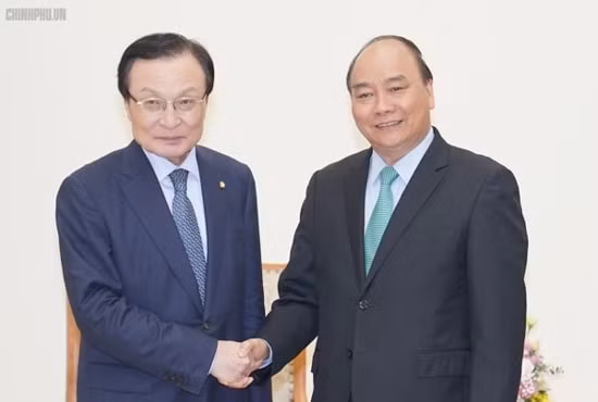 Thủ tướng Nguyễn Xuân Phúc và Chủ tịch Đảng Dân chủ đồng hành Hàn Quốc Lee Hae-chan. Ảnh: VGP