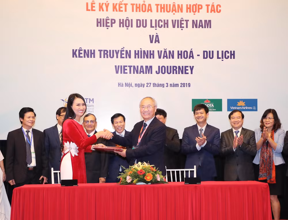 Bà Vũ Thị Thanh Tâm - Giám đốc Kênh Truyền hình Văn hóa Du lịch Vietnam Journey và ông Vũ Thế Bình - Phó Chủ tịch Thường trực Hiệp hội Du lịch Việt Nam trao biên bản thỏa thuận hợp tác. Ảnh: Báo Văn hóa