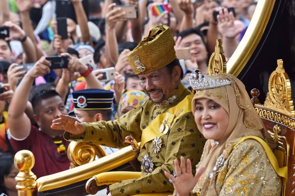 Quốc vương Brunei Darussalam Sultan Haji Hassanal Bolkiah và hoàng hậu Saleha.